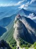 17c动漫异世界转生番封面，主角站在奇幻大陆高山顶端俯视王国，史诗级异世界风景